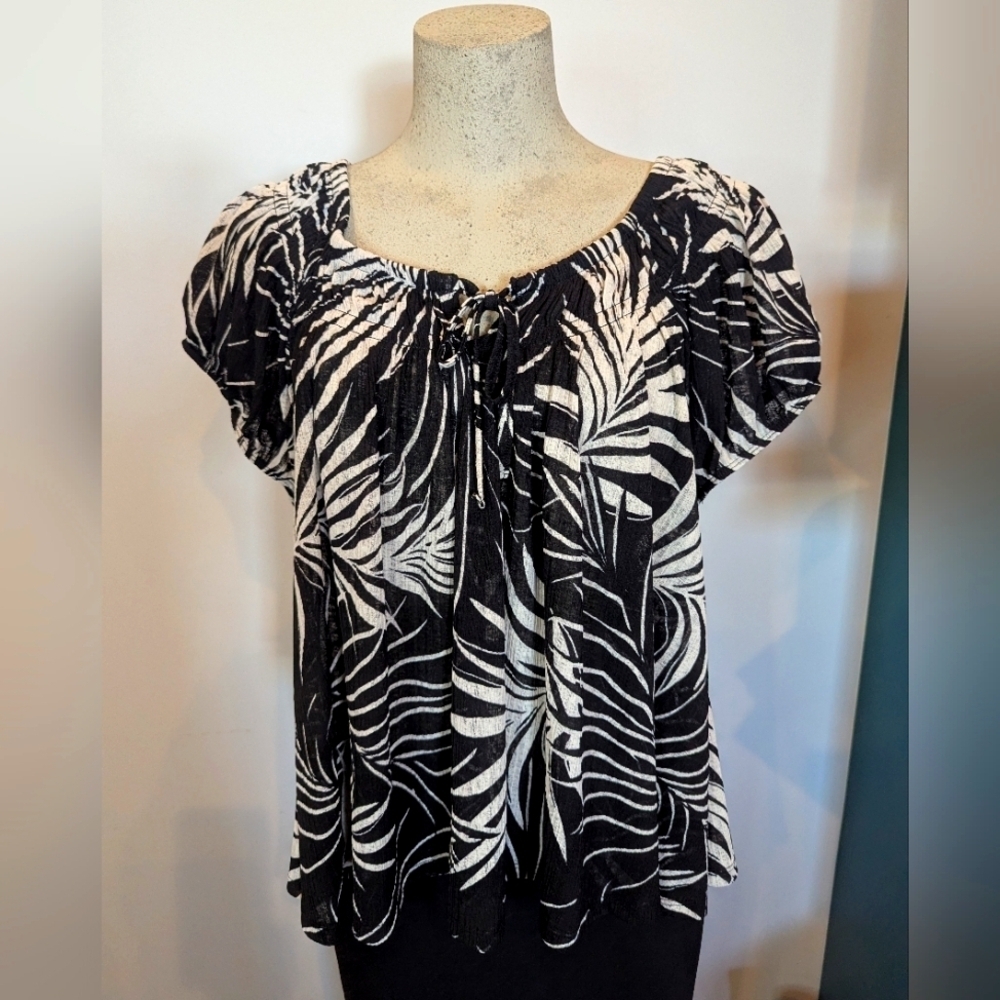 Torrid Cap Sleeve Peasant Top Black & White Tropical Print Sz 1x New Without Tag